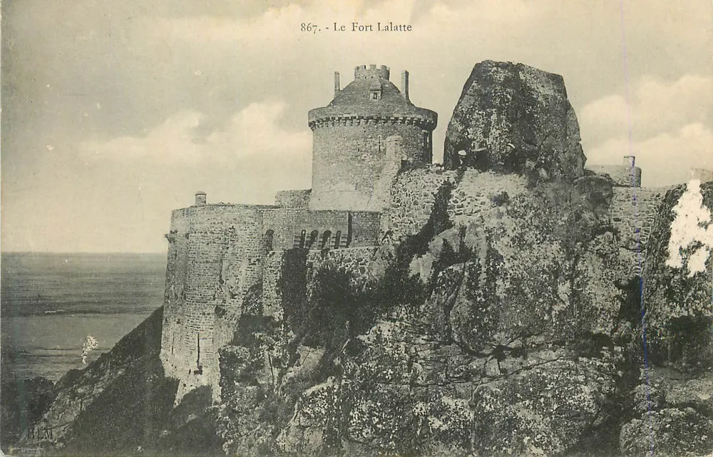 Le Fort Lalatte — fort en ruine sur falaise rocheuse, éditeur HLM, n° 867 - Frente