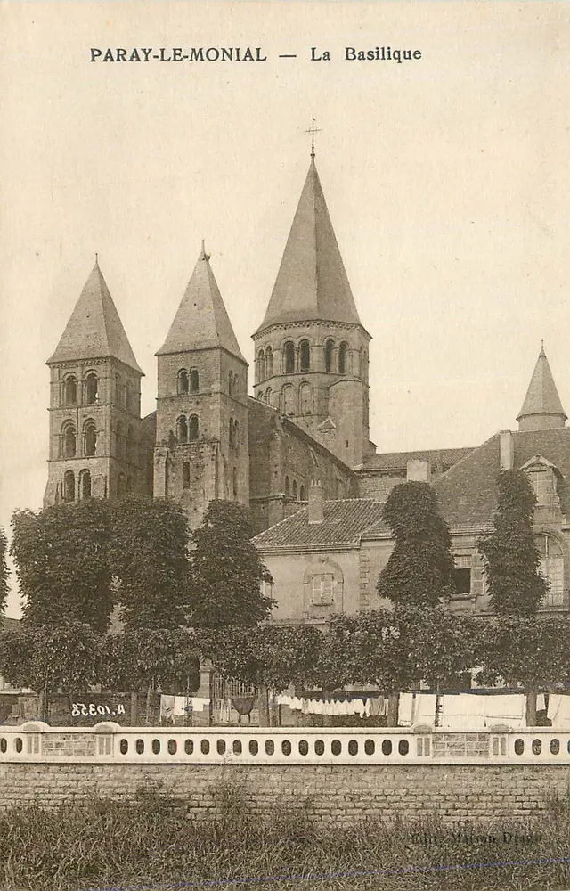 Paray-le-Monial — A Basílica - Frente