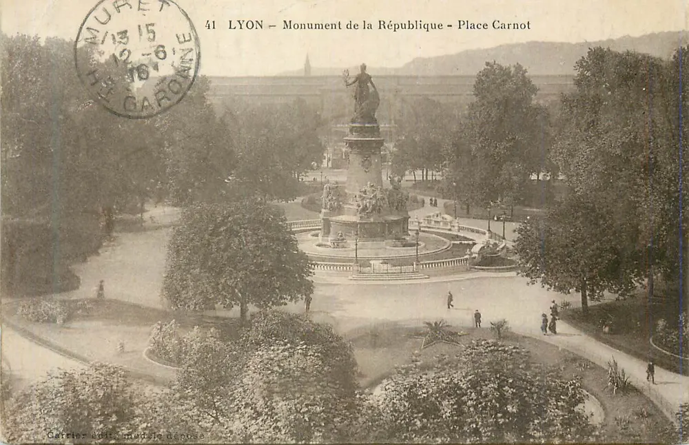 LYON — Monumento da República — Praça Carnot — Carrtier édit. modelo depositado - Frente