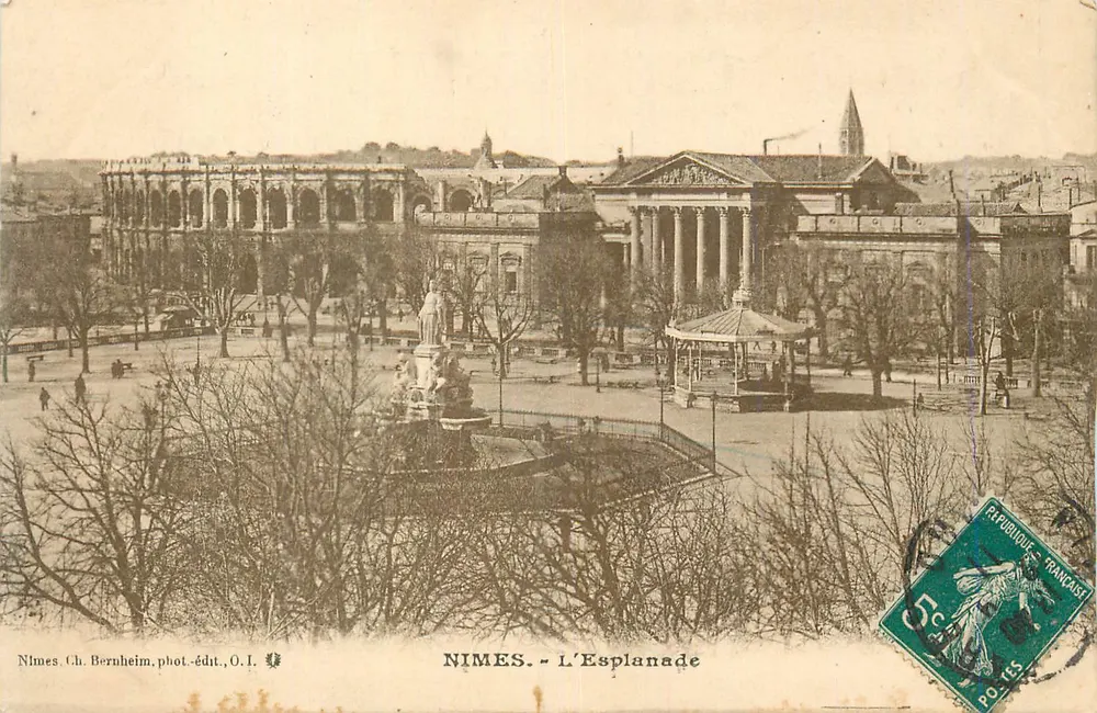 Nîmes - A Esplanada — vista panorâmica com o anfiteatro e a fonte — Ch. Bernheim, fot.-edit., O.I. - Frente