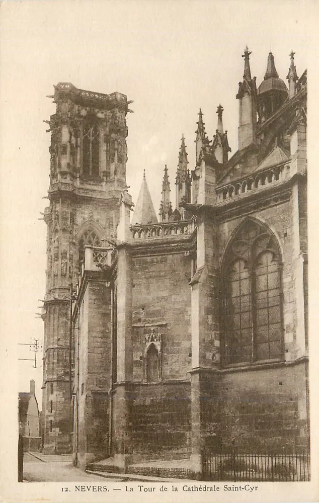 Nevers — Die Turm der Kathedrale Saint-Cyr - Vorderseite