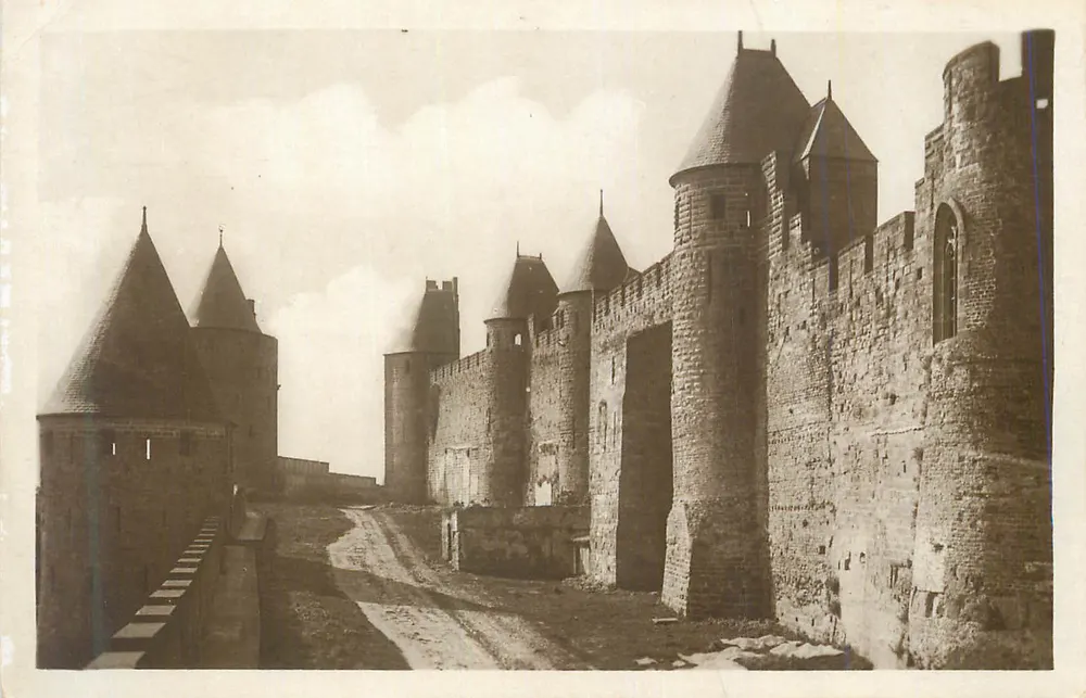 Porta de Carcassonne — vista das torres e muralhas — editor não identificado - Frente