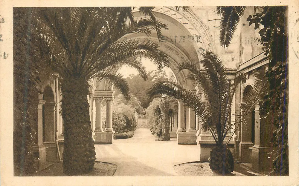 Garten des Rathauses — Ansicht von Arkaden und Palmen — unbekannter Verleger - Vorderseite