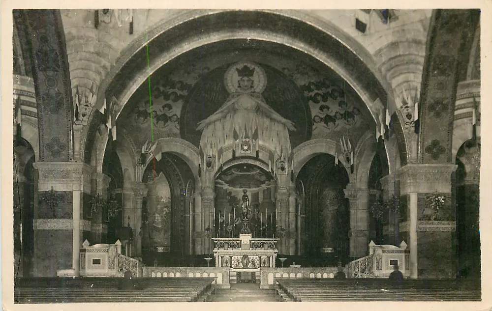 Interior da basílica Nossa Senhora da Guarda — vista do altar e do altar-mor — editor não identificado, número de série não visível - Frente