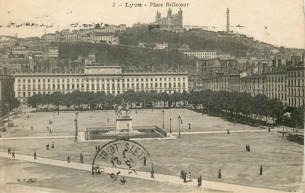 Lyon - Praça Bellecour — vista panorâmica com a catedral e o campanário de Fourvière — B. F. editor - Frente