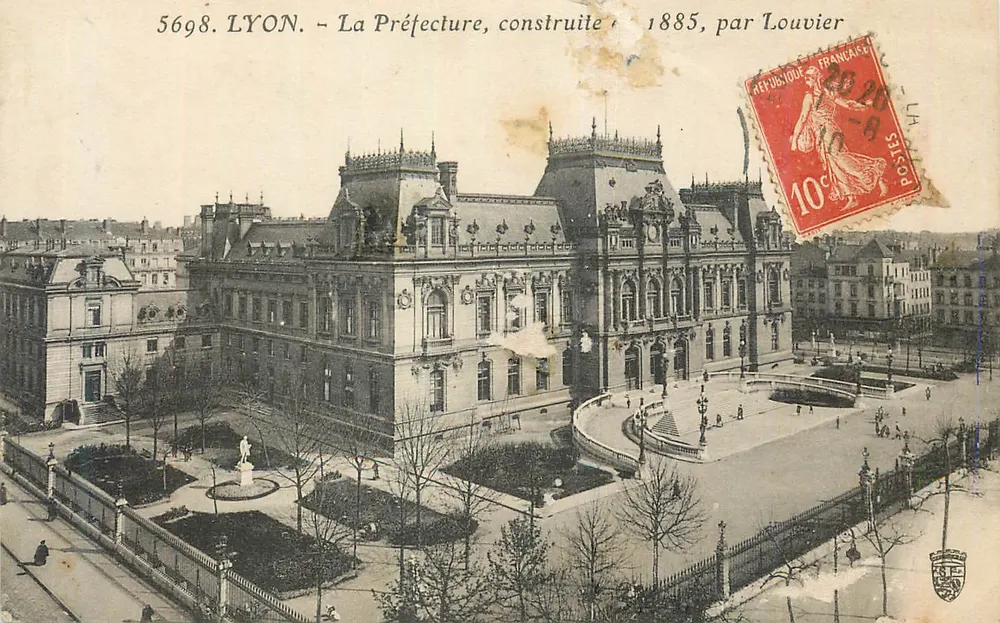 LYON. - La Préfecture, construite en 1885, par Louvier - Recto
