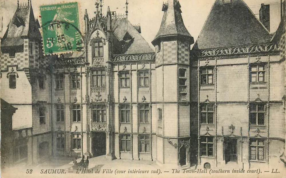 Saumur — Das Rathaus (südliche Innenhof) — LL. - Vorderseite