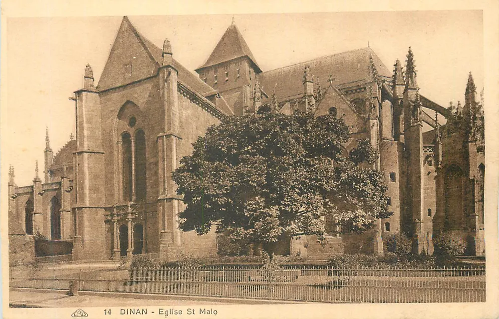 Dinan - Igreja de São Malo — vista do edifício gótico com uma árvore no primeiro plano - Frente
