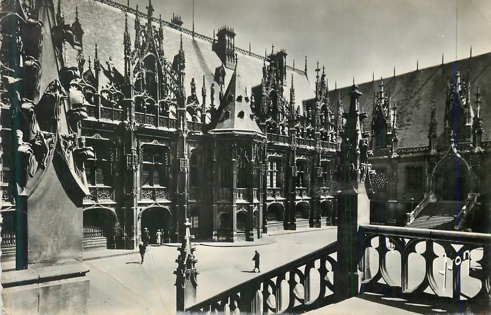 Cour do Palácio de Justiça de Dijon — vista do balcão — editor não identificado - Frente