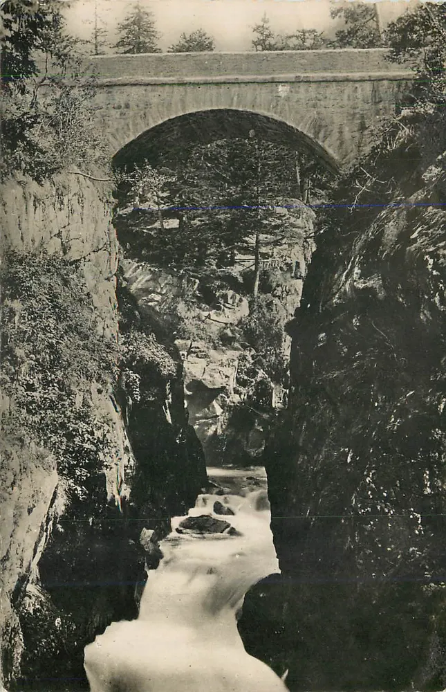 Ponte de pedra sobre um canyon — vista da rio — editor não identificado - Frente