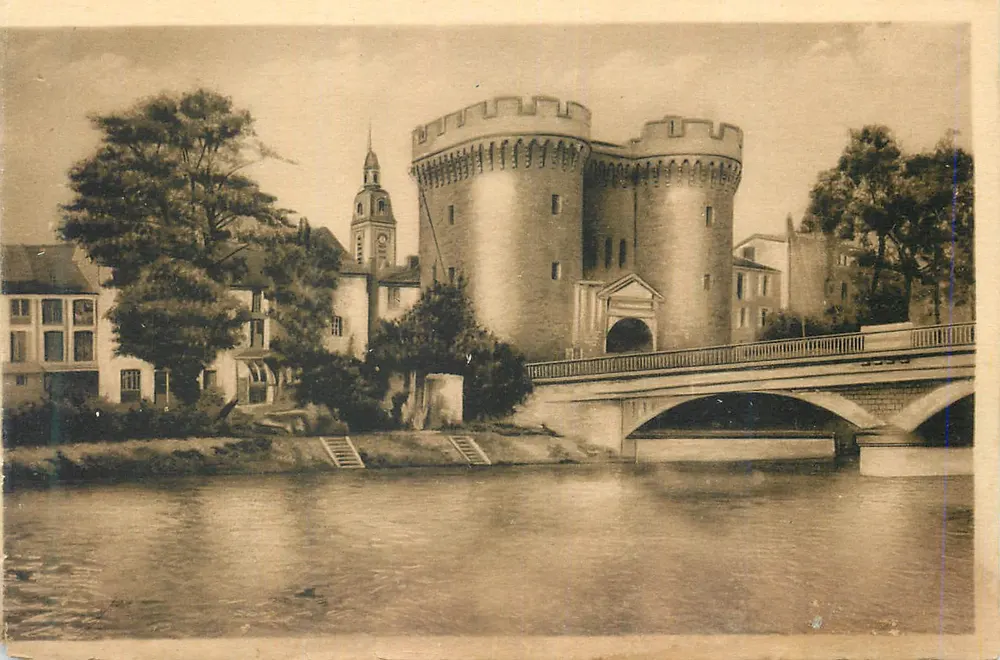 Porta de Toulouse — vista com ponte e torre — editor não visível - Frente