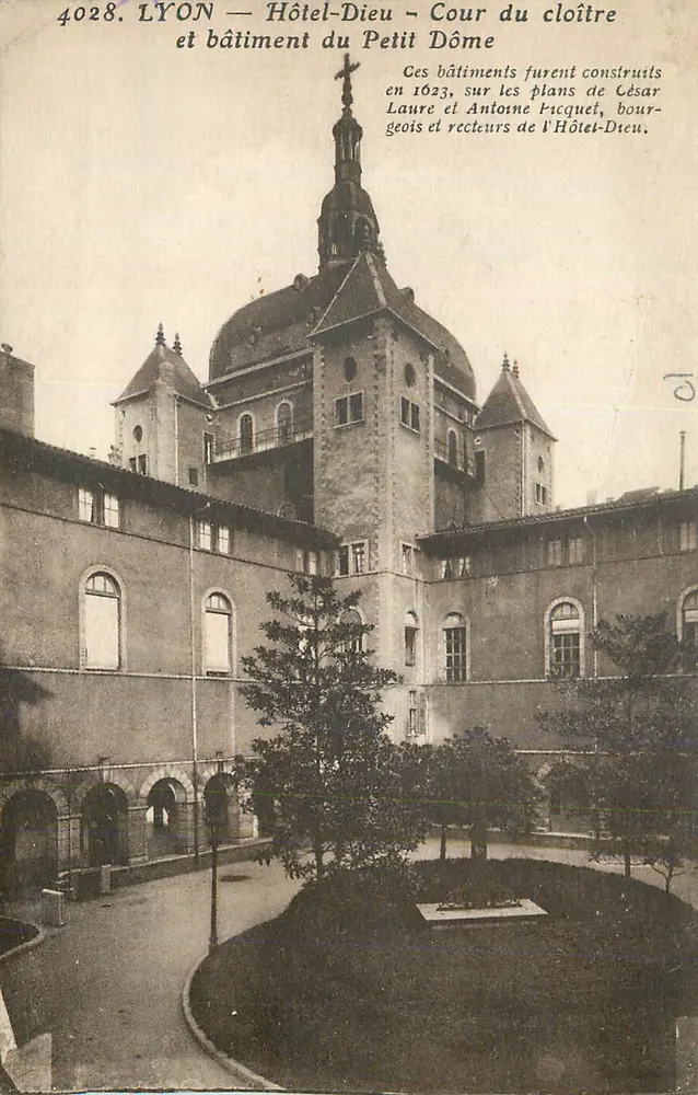 LYON — Hôtel-Dieu — Cour du cloître et bâtiment du Petit Dôme — n° 4028 - Vorderseite