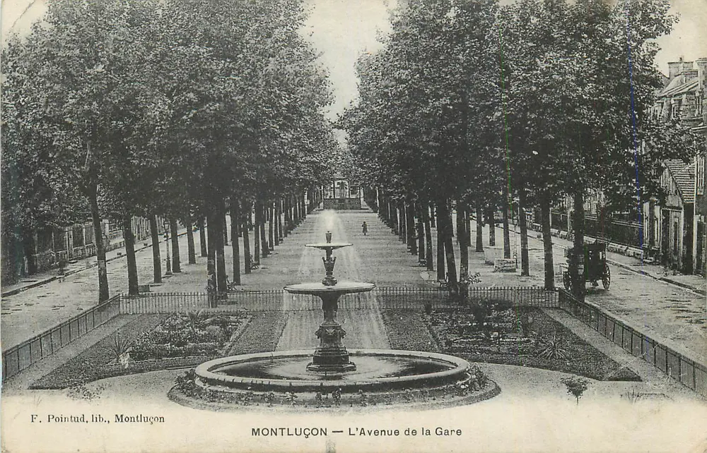 Montluçon — L'Avvenimento della Stazione — Fontana centrale - Recto
