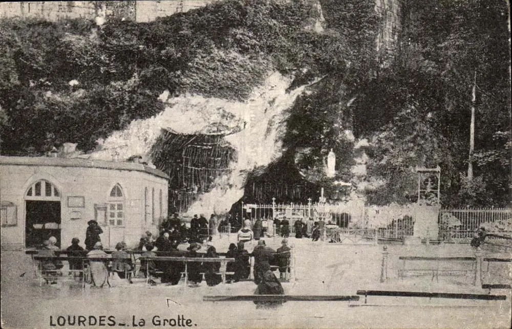 LOURDES - A Gruta. — Edição Ph. Lut, Lourdes, número de série não visível. - Frente