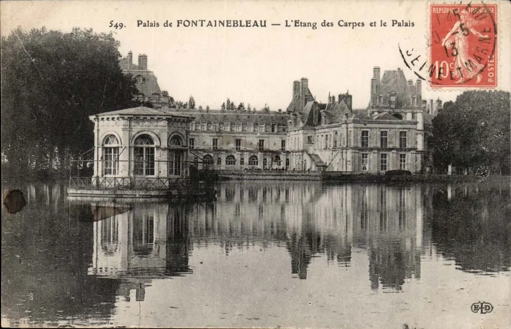 Schloss FONTAINEBLEAU — Der Karpfenteich und das Schloss - Vorderseite