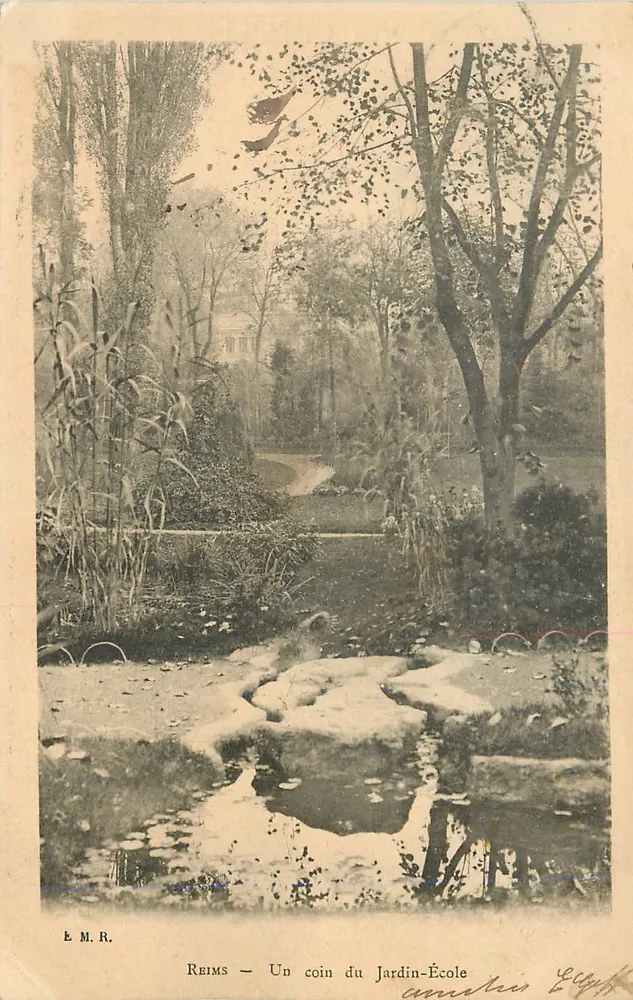 Reims — Um canto do Jardin-École — É.M.R. - Frente