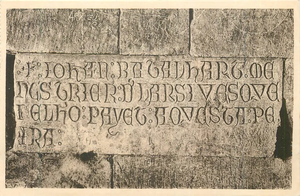 Inscription auf Stein graviert — Verlag und Seriennummer nicht lesbar - Vorderseite