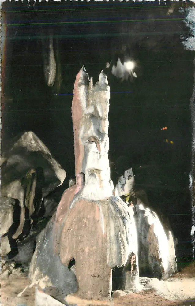 Gruta da Virgem — formação rochosa esculpida — editor não identificável - Frente