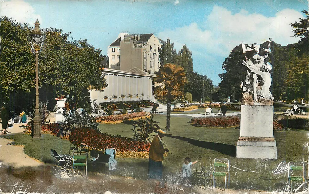 Jardim do Luxembourg — vista com estátua e edifício — editor Loll - Frente