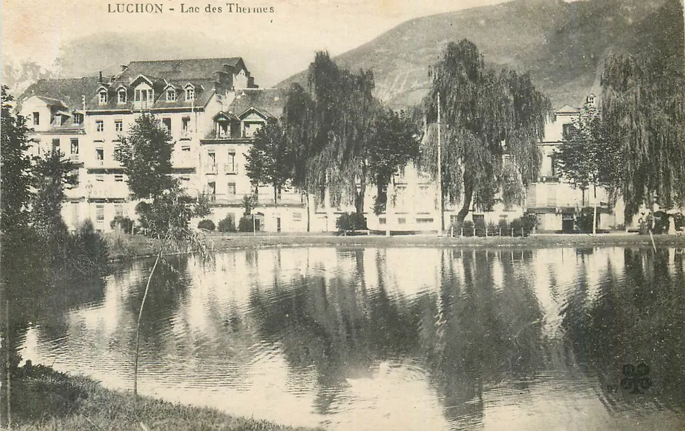 Luchon - Lago dos Termas — vista do lago e do edifício termal - Frente