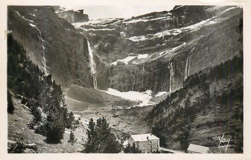 Cascata de gelo e cachoeiras em um canyon montanhoso — Yvan, editor - Frente