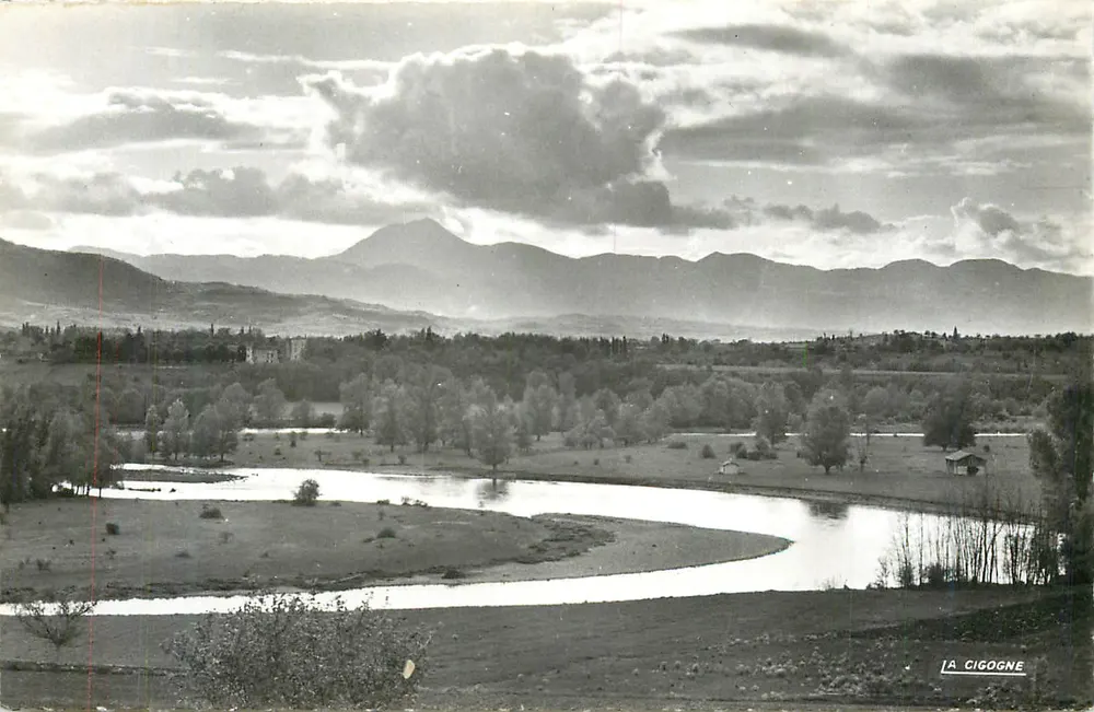 Die Cigogne — Aussicht auf das Flusslandschaft mit Bergen im Hintergrund — Verlag 'LA CIGOGNE' - Vorderseite