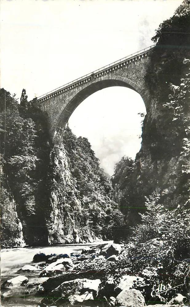 Ponte de arco sobre um cânion — Editor Edlux - Frente
