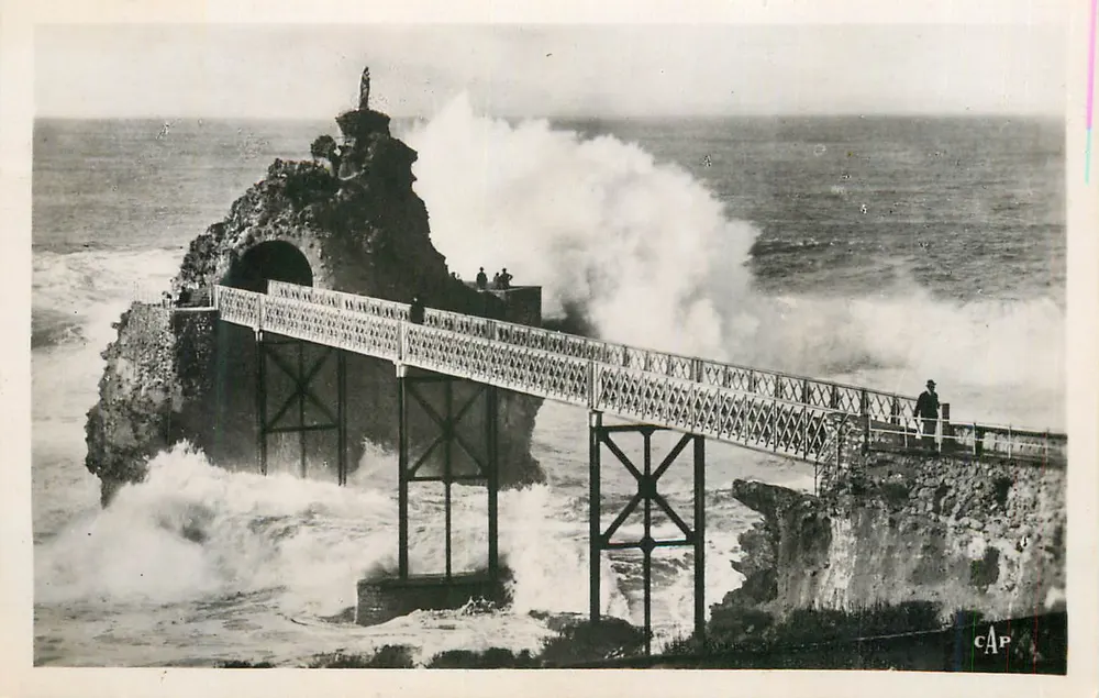Ponte metálica sobre falésia em Cap Fréhel — editor CAP - Frente