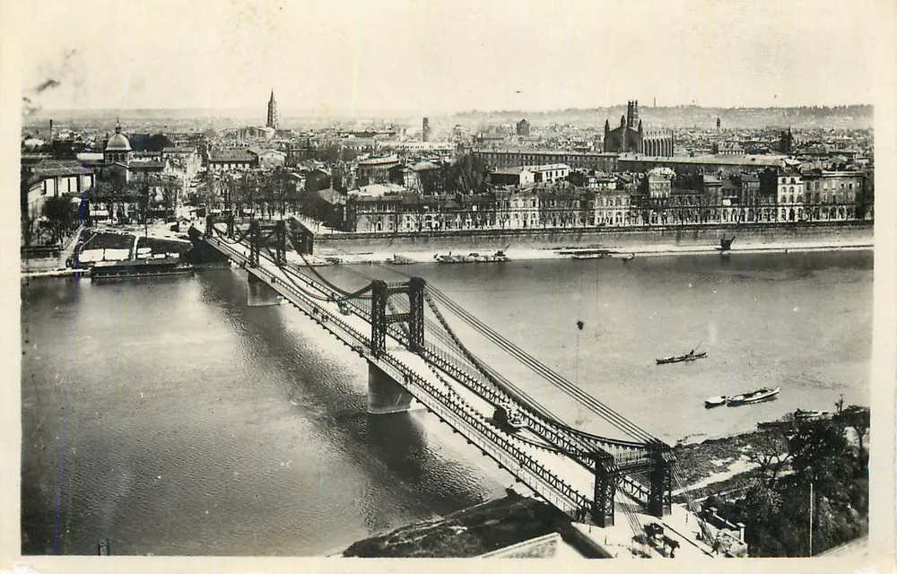 Hängebrücke über den Fluss — Panoramablick auf die Stadt — Unbekannter Verlag - Vorderseite