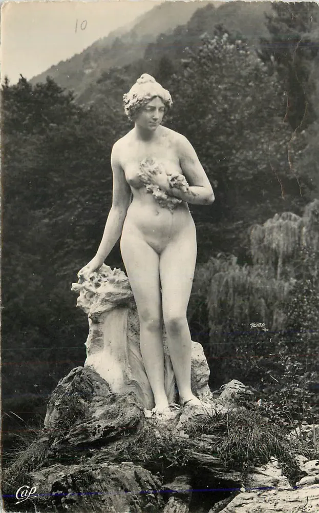 Estátua de mulher nuá — montanha no fundo — editor CAP, número de série 10 - Frente