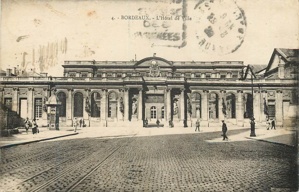 Bordeaux - O Palácio de Ville — Des Archives - Frente
