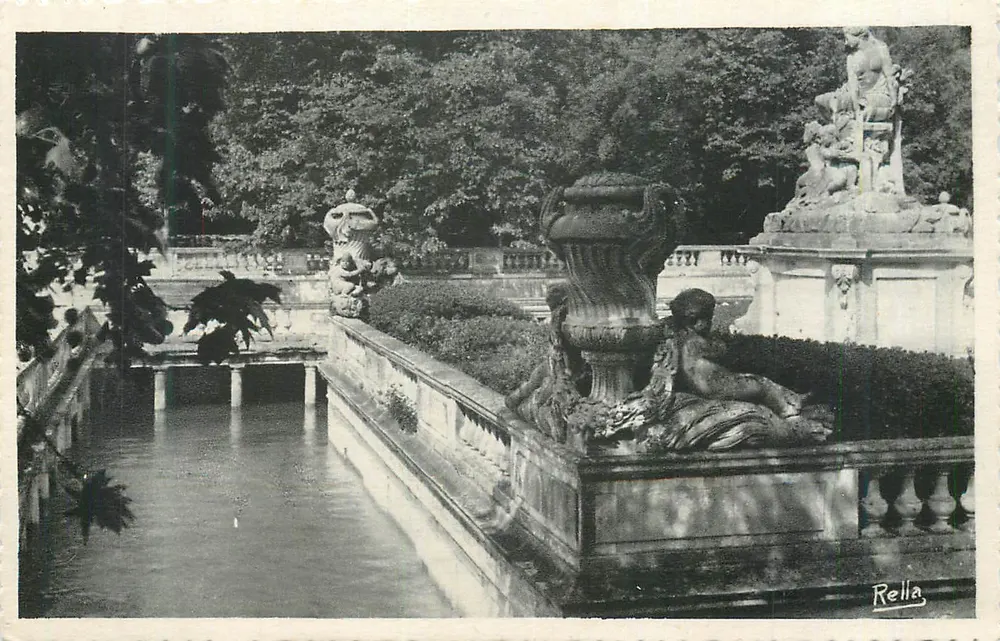 Garten der Fontaine — Skulpturen und Bassin — Rella - Vorderseite