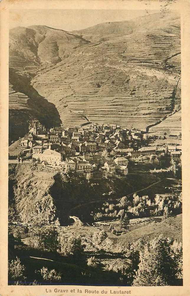 La Grave e a Estrada do Lautaret — vista panorâmica do vilarejo e das terras em declive - Frente