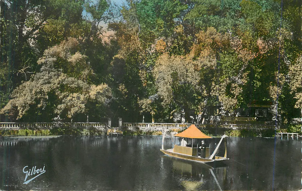 Barco com teto laranja em um lago — Gilberi — editor Gilberi - Frente
