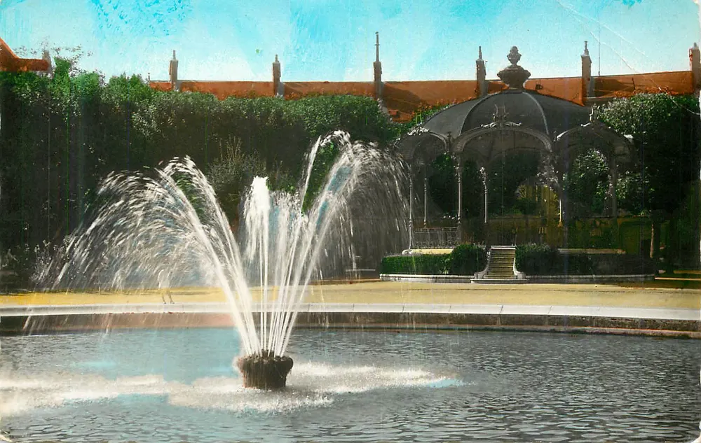 Fontaine e kiosque em um parque — editor não identificado, número de série não visível - Frente