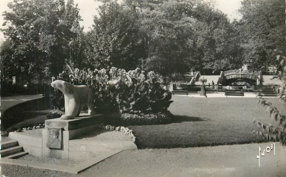 Estátua de urso polar — parque — editor desconhecido, número de série ilegível - Frente