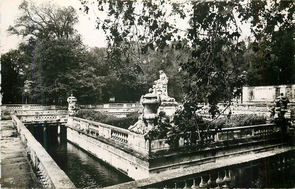 Fontaine du Château de Saint-Cloud — Ansicht des Bassins und Statuen — Verleger nicht sichtbar - Vorderseite