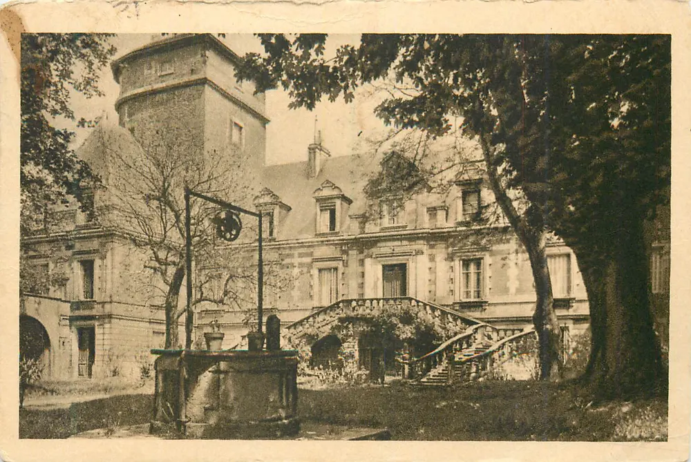 Castelo de La Ferté — vista do parque com poço — editor não identificado - Frente