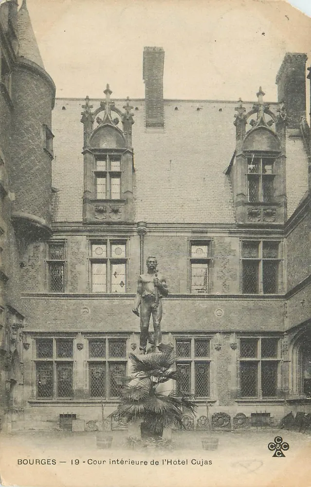 Bourges — Cour interne do Hotel Cujas — estátua central - Frente