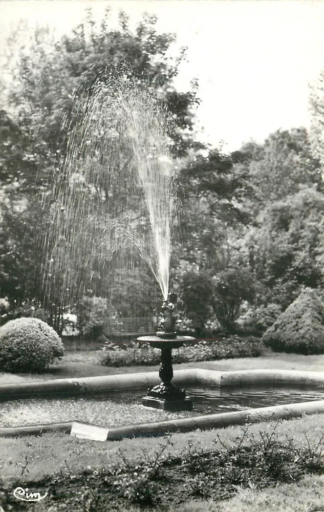 Brunnen im Garten — zentrale Statue — Verlag Pim - Vorderseite