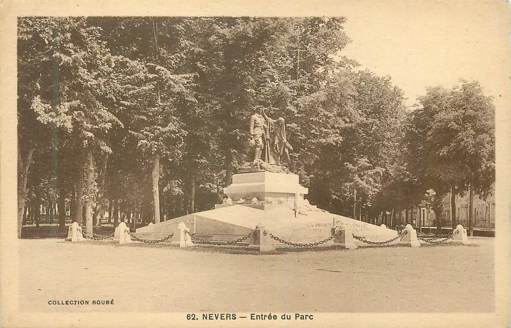 Nevers — Entrada do Parque — Monumento aos Crianças - Frente