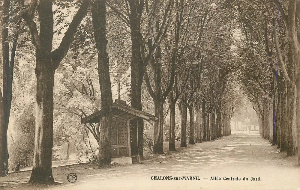 Chalons-sur-Marne — Avenida Central do Jardim. - Frente