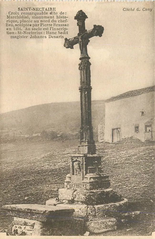 Saint-Nectaire — Cruz notável de Marchidial, esculpida por Pierre Brassac em 1494 — Cliché G. Cany - Frente