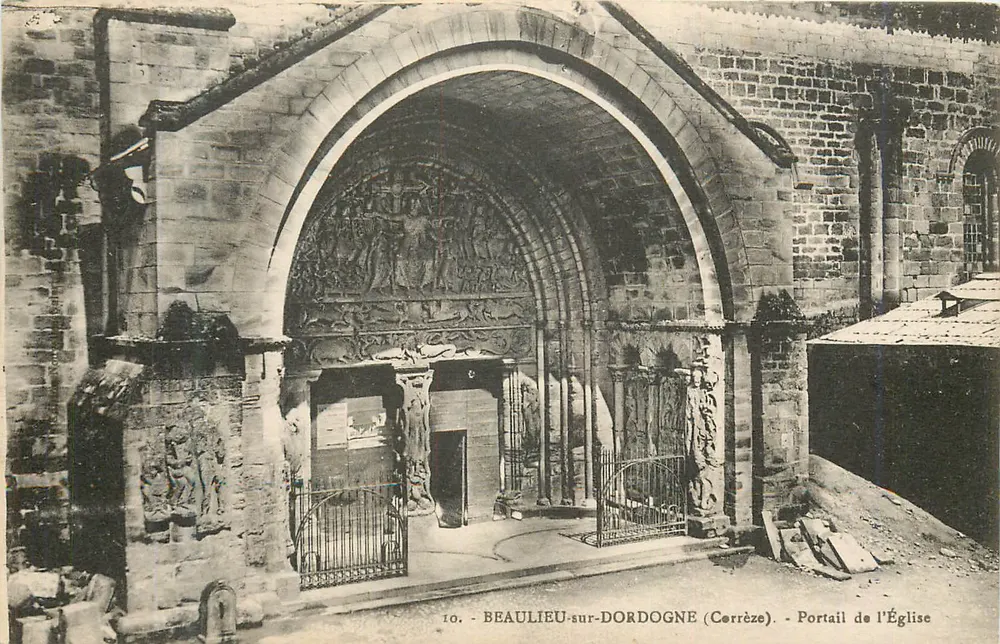 Beaulieu-sur-Dordogne (Corrèze) — Ansicht des Kirchentors — Verlag: n°10 - Vorderseite