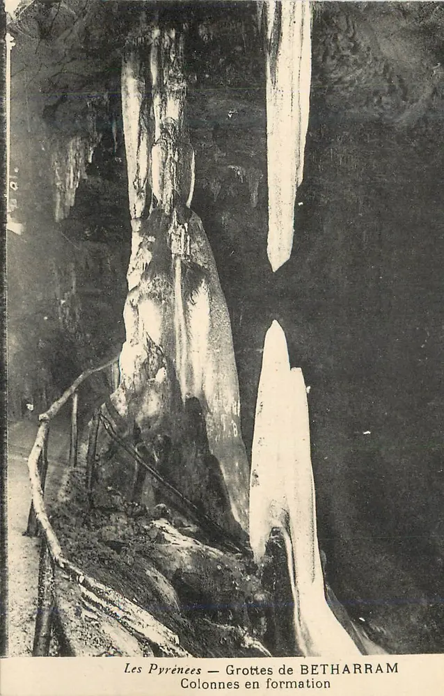 Os Pirineus — Grutas de BETHARRAM — Colunas em formação - Frente