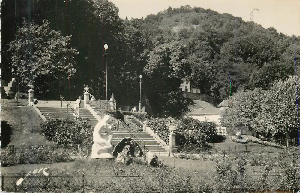 Garten der Hügel — Ansicht mit Statue und Treppen — Jorc - Vorderseite