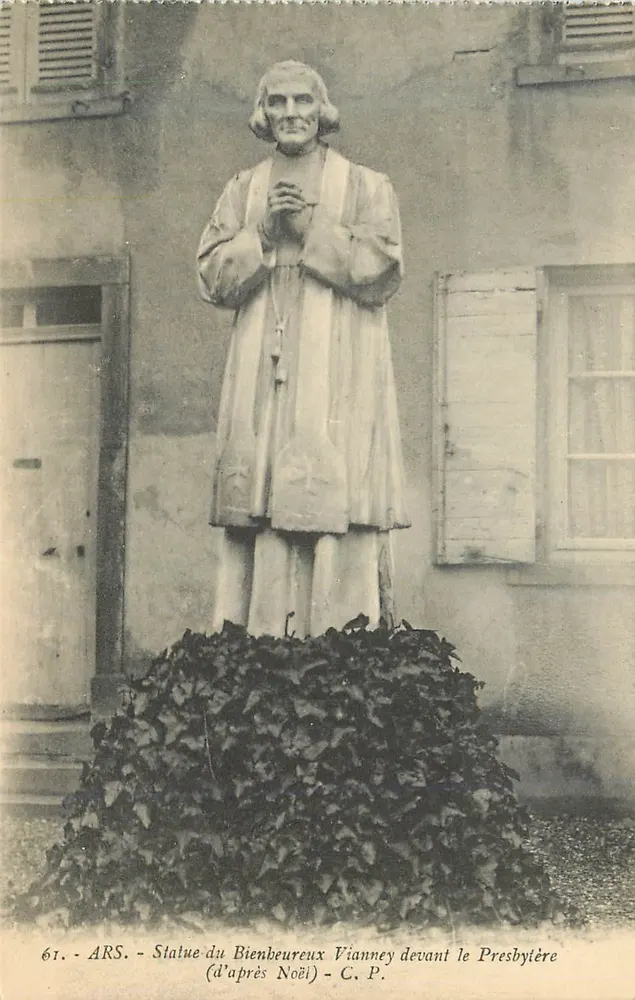 Statue des Seligen Vianney vor dem Presbyterium — ARS — n°61 — C.P. - Vorderseite