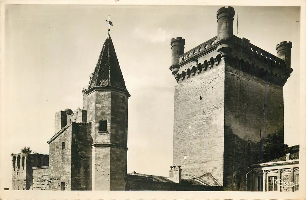 Château de Montclus — Ansicht der Türme — Verlag 'C. Léon' Nr. 32 - Vorderseite
