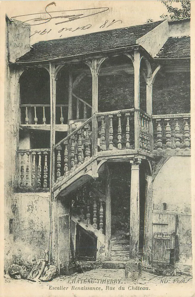 Escada Renascentista, Rue du Château — Château-Thierry — ND. Phot. - Frente