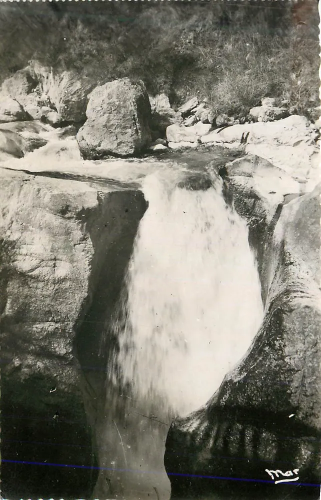 Cachoeira em um cânion — Mar - Frente